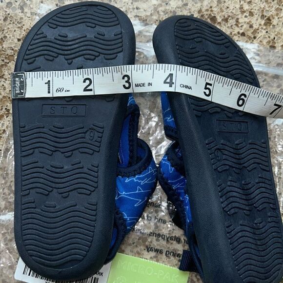 Royal 👸🫅 Blue 🌊 Shark 🦈 Print Mesh & Rubber Beach 🏖️ Sandals🩴 Grip Velcro - Picture 11 of 17